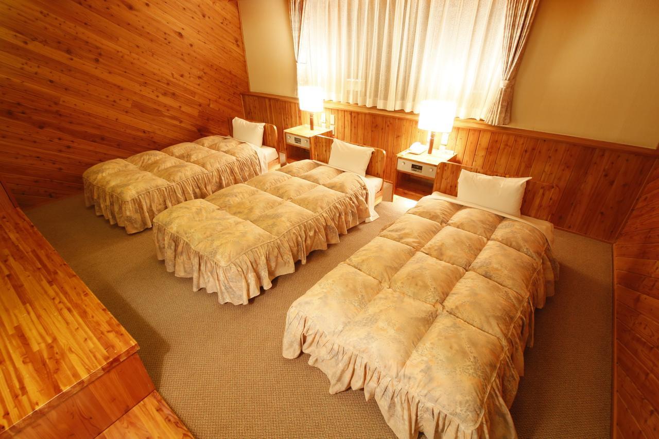 Log Hotel Larch Lake Kanayama Minamifurano Стая снимка