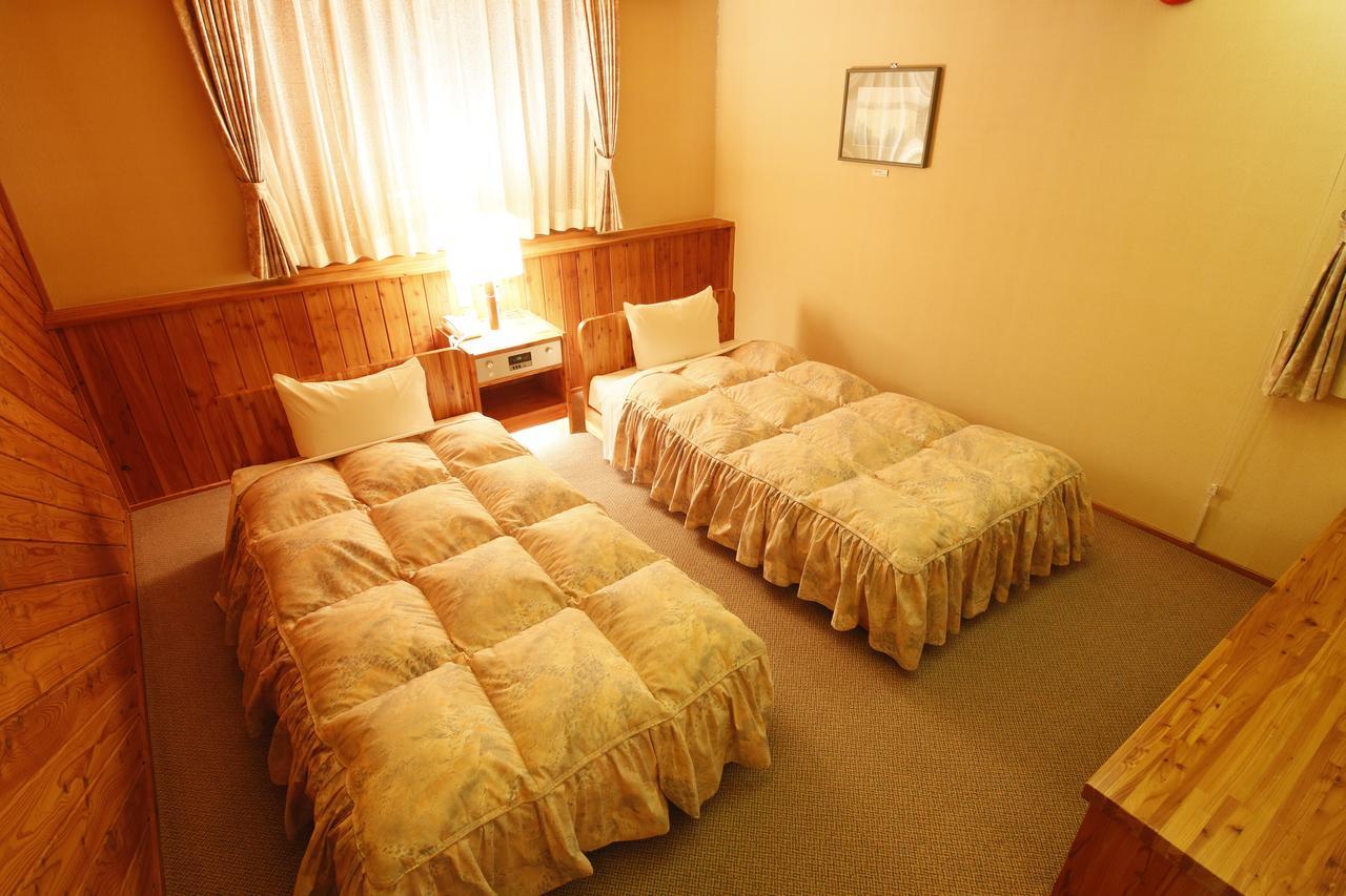 Log Hotel Larch Lake Kanayama Minamifurano Стая снимка