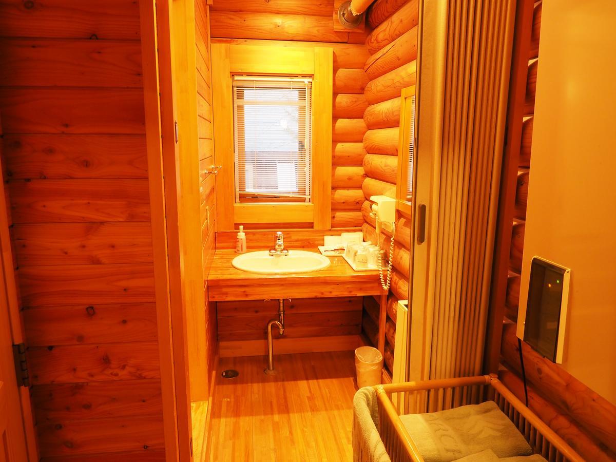 Log Hotel Larch Lake Kanayama Minamifurano Стая снимка