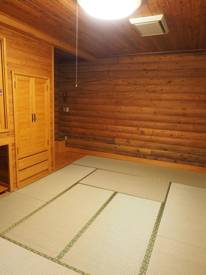 Log Hotel Larch Lake Kanayama Minamifurano Стая снимка