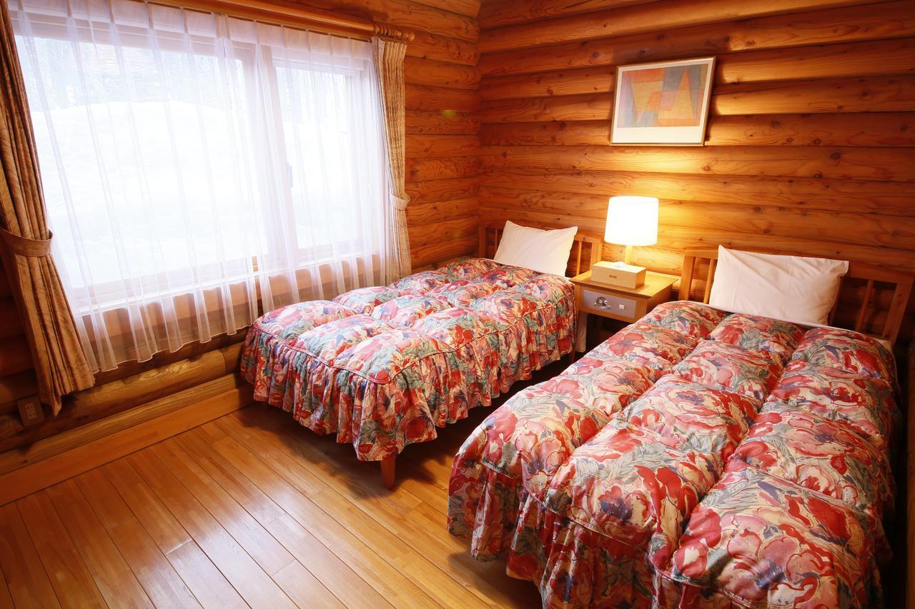 Log Hotel Larch Lake Kanayama Minamifurano Стая снимка