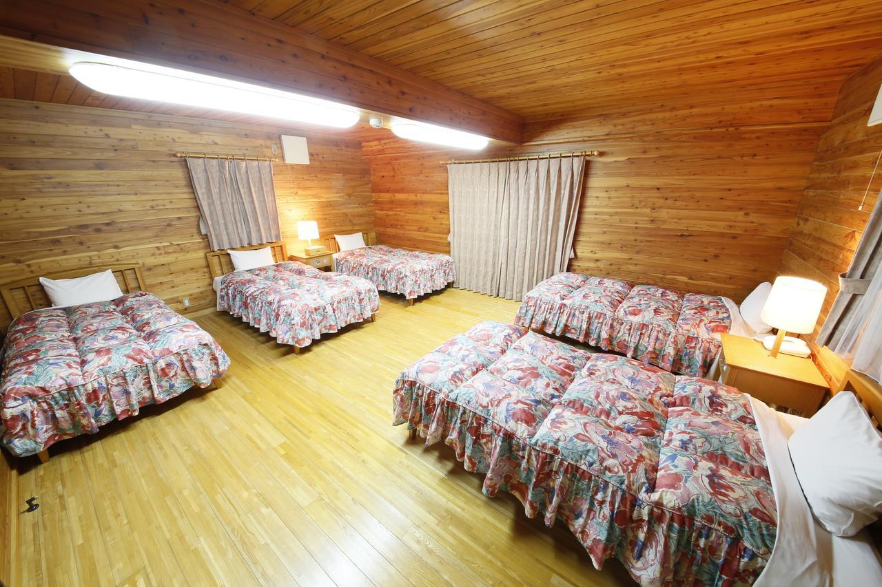 Log Hotel Larch Lake Kanayama Minamifurano Стая снимка