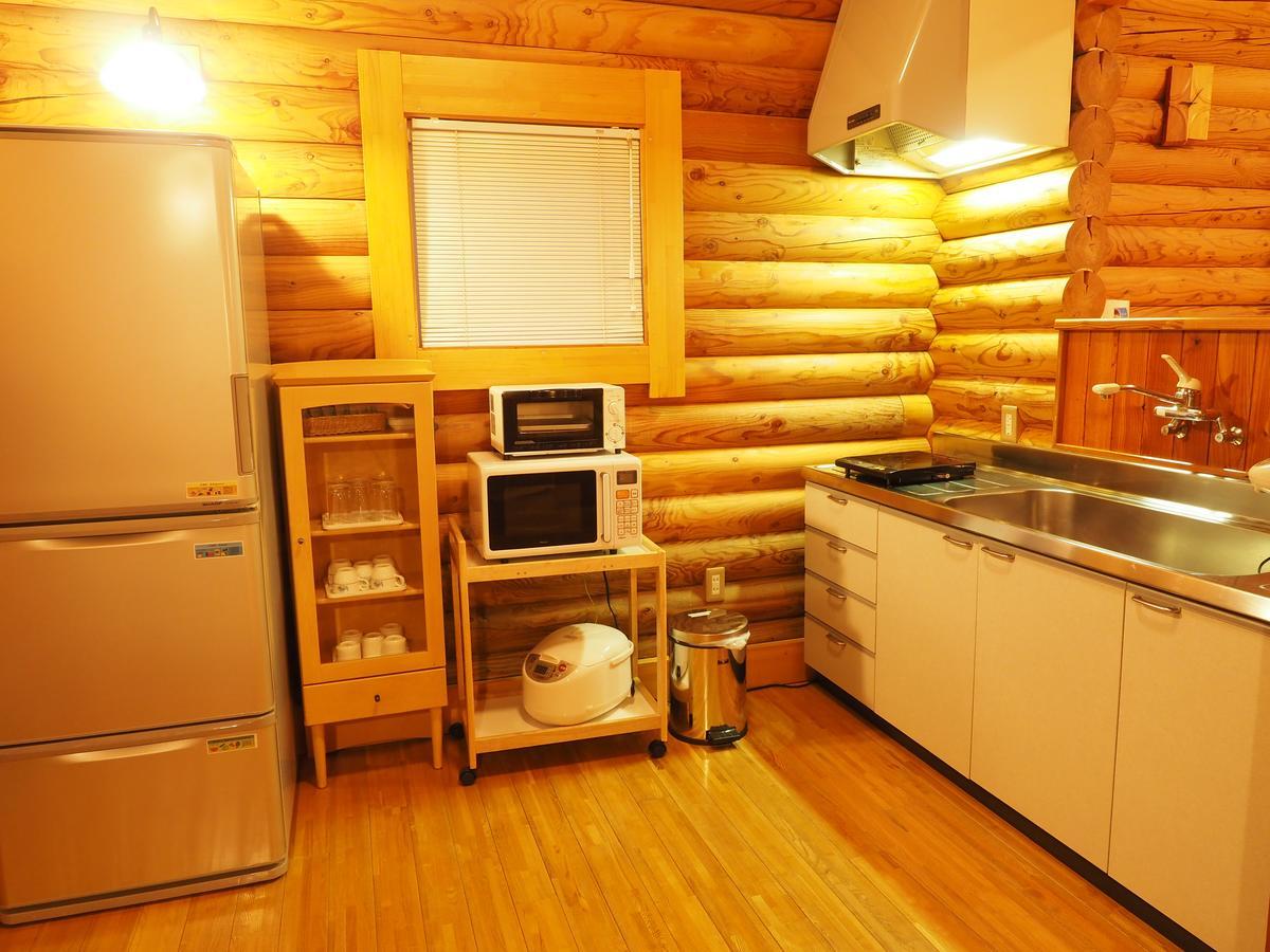 Log Hotel Larch Lake Kanayama Minamifurano Стая снимка