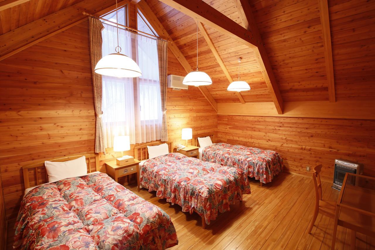 Log Hotel Larch Lake Kanayama Minamifurano Стая снимка