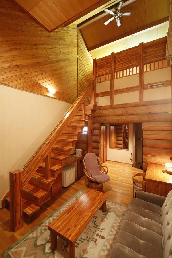 Log Hotel Larch Lake Kanayama Minamifurano Стая снимка