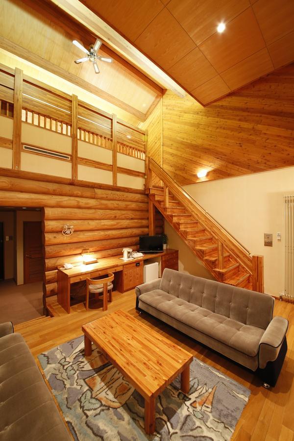 Log Hotel Larch Lake Kanayama Minamifurano Стая снимка