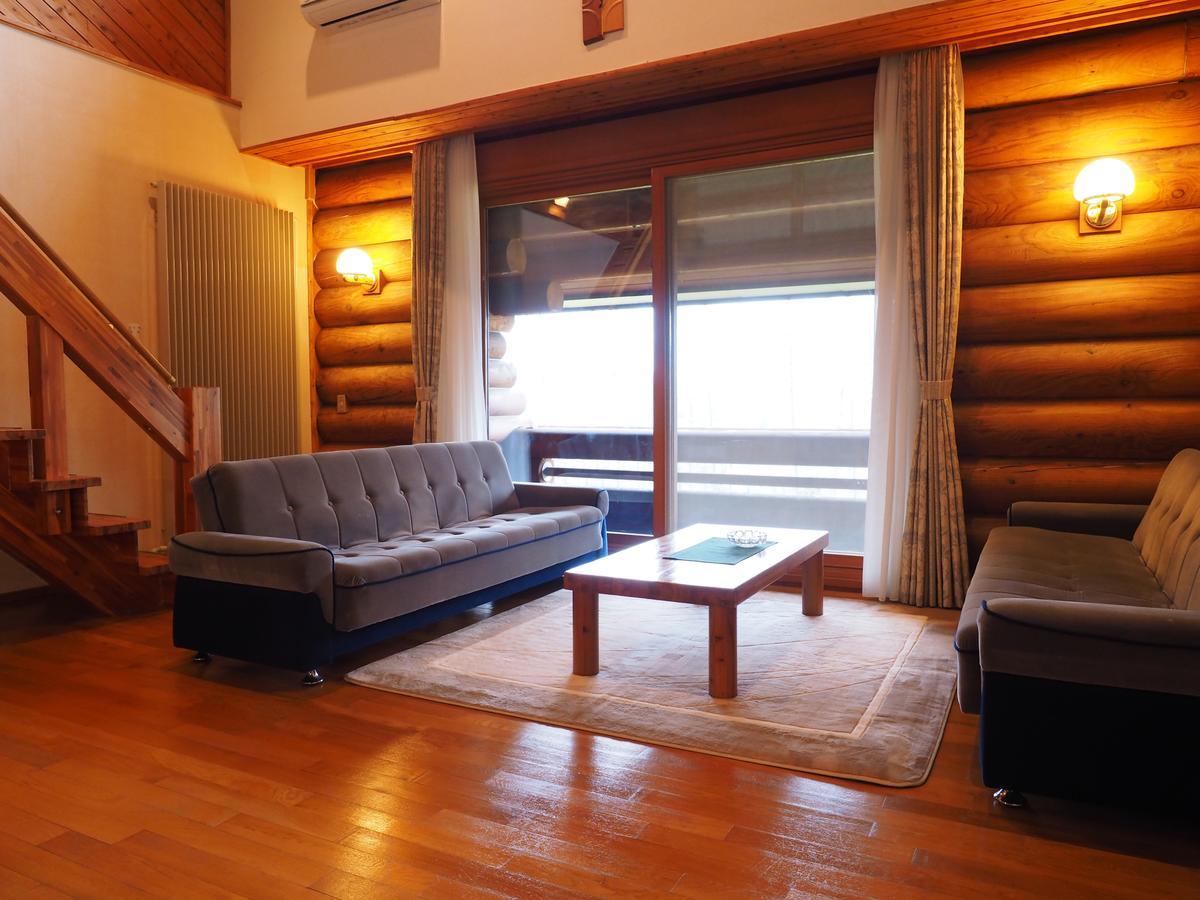 Log Hotel Larch Lake Kanayama Minamifurano Стая снимка