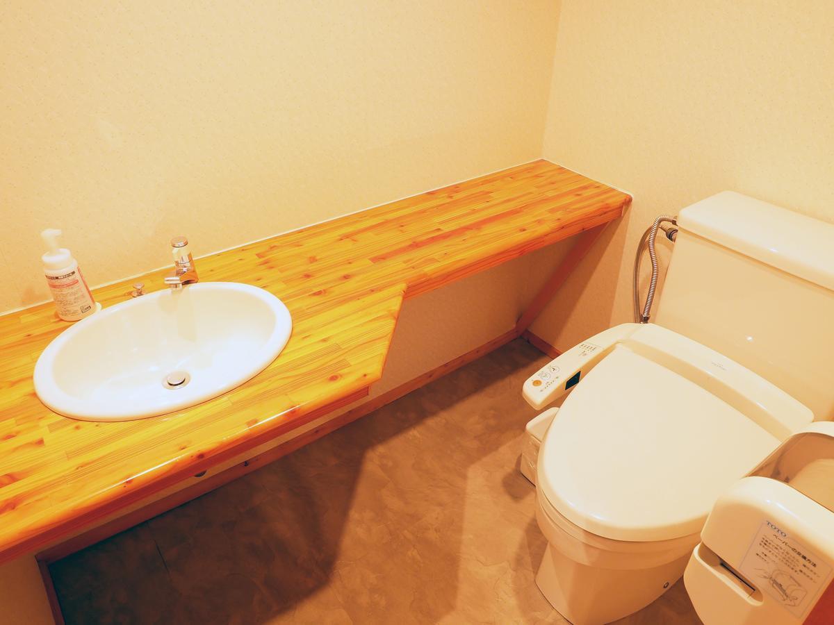 Log Hotel Larch Lake Kanayama Minamifurano Стая снимка