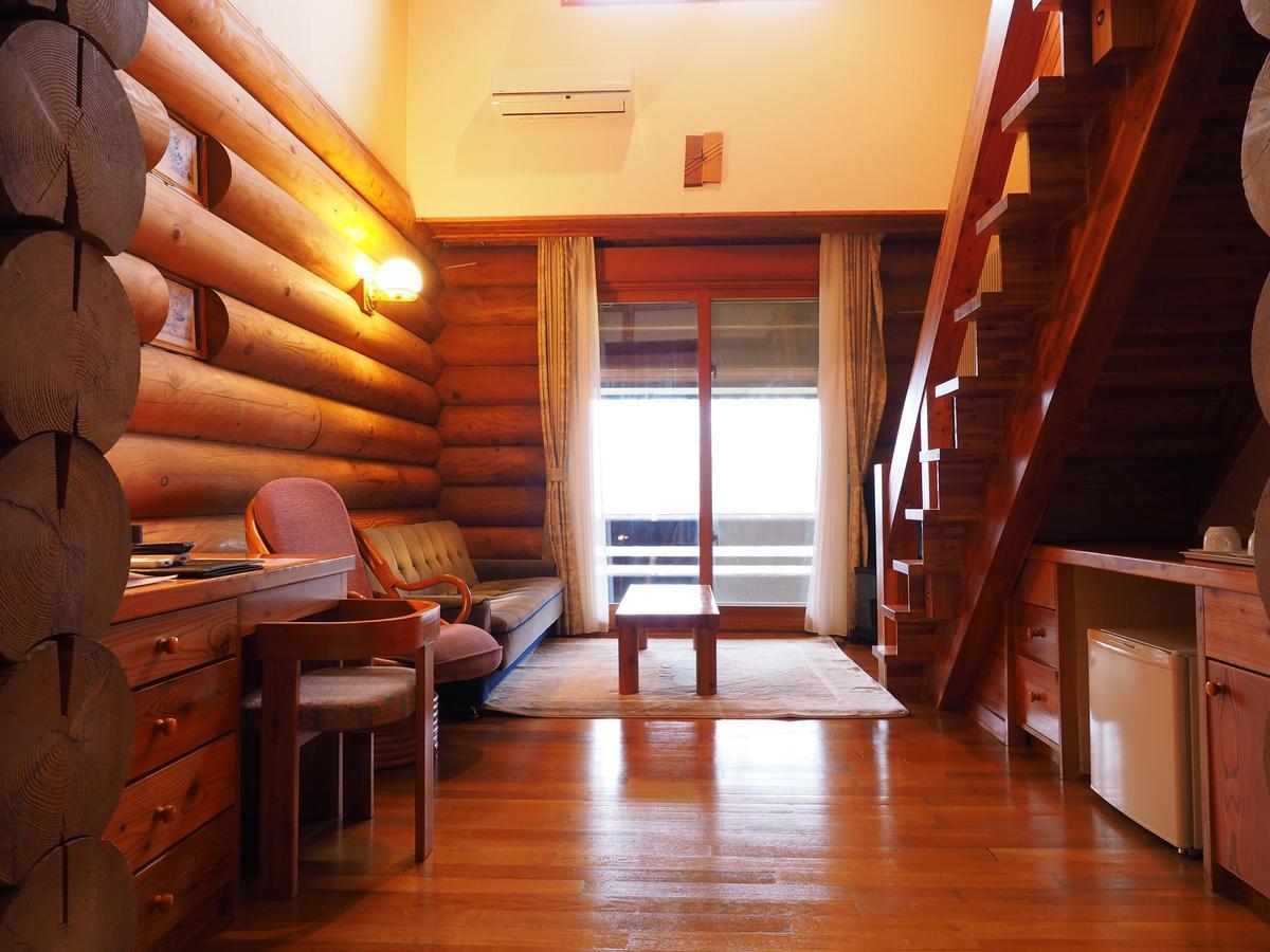 Log Hotel Larch Lake Kanayama Minamifurano Стая снимка